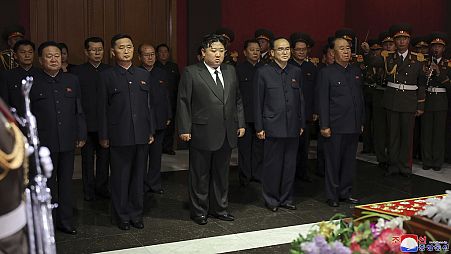 الزعيم الكوري الشمالي كيم جونغ أون مع كبار المسؤولين يقومون بزيارة تعزية إلى جثمان كيم كي نام