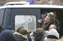 ضباط الشرطة يعتقلون طالبًا خلال أعمال شغب في أمستردام، هولندا