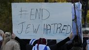 Une manifestante appelle à la fin de l'antisémitisme