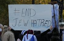 Une manifestante appelle à la fin de l'antisémitisme