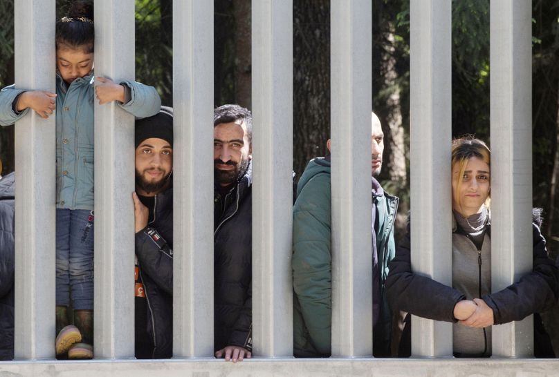 ARCHIVO - Miembros de un grupo de unos 30 migrantes en busca de asilo en Bialowieza, Polonia, el 28 de mayo de 2023.