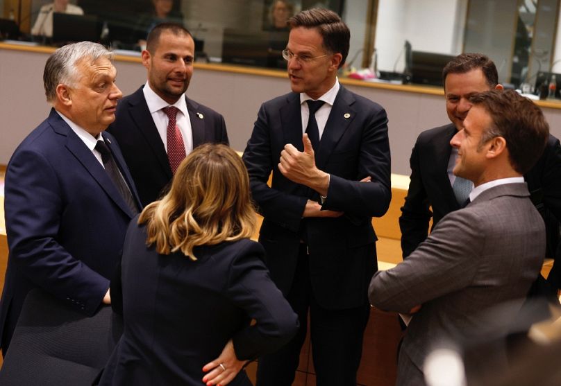 Orbán Viktor a máltai, a holland, a portugál és az olasz miniszterelnök, illetve a francia elnök társaságában Brüsszelben, 2024 áprilisában
