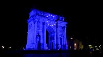 Imagen del Arco della Pace, en Milán, iluminado de manera especial para festejar el 'Día de Europa'.