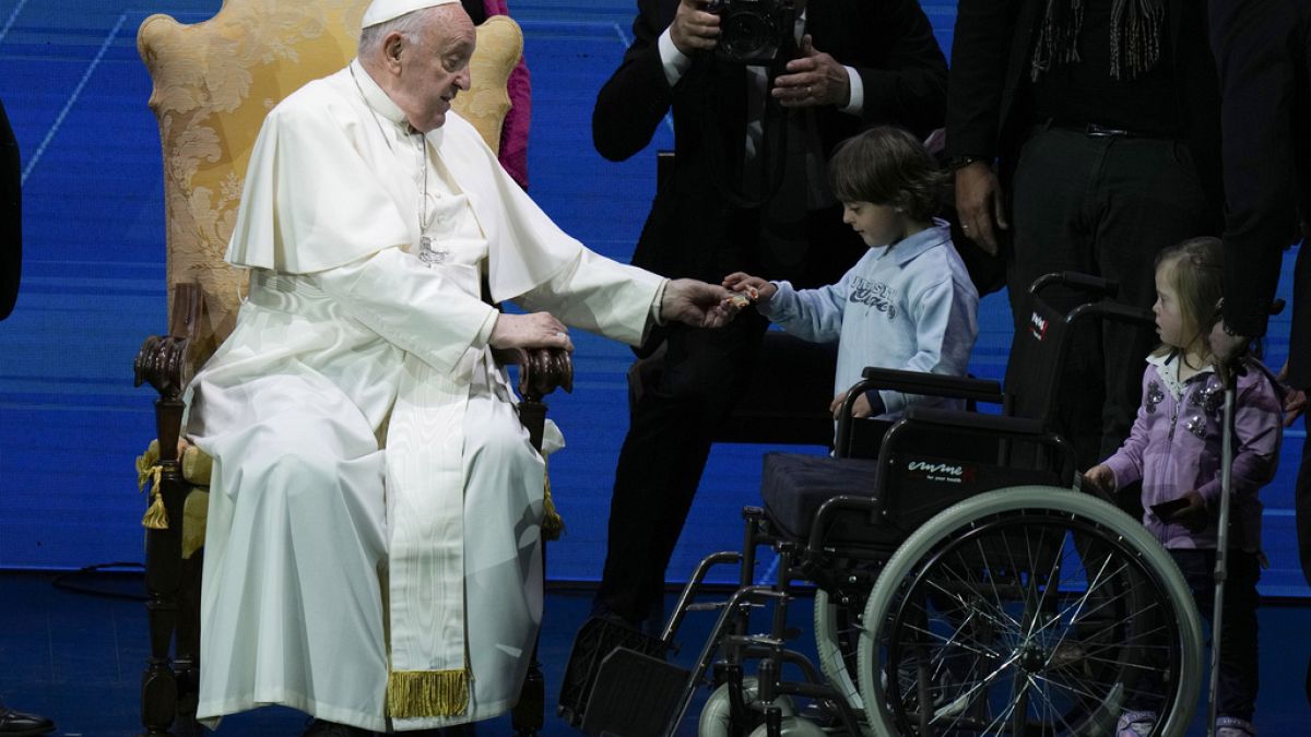 Papa Francis, Roma'daki Auditorium della Conciliazione'de aile yanlısı kuruluşların yıllık toplantısı sırasında çocuklara tatlı ikram ediyor. 10 Mayıs 2024 