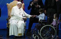 Papa Francis, Roma'daki Auditorium della Conciliazione'de aile yanlısı kuruluşların yıllık toplantısı sırasında çocuklara tatlı ikram ediyor. 10 Mayıs 2024 