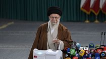  علي خامنئي يصوت في انتخابات مجلس الشورى الإيراني في طهران، إيران، 10 مايو، 2024.