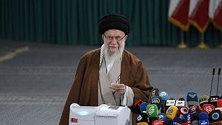  علي خامنئي يصوت في انتخابات مجلس الشورى الإيراني في طهران، إيران، 10 مايو، 2024.