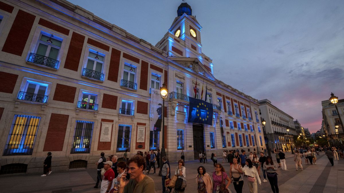 إضاءة مقر رئاسة جماعة مدريد بألوان الاتحاد الأوروبي