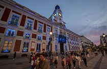 إضاءة مقر رئاسة جماعة مدريد بألوان الاتحاد الأوروبي