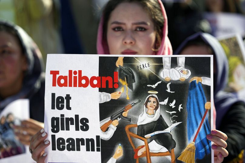 گروه‌های کوچکی در کابل برغم سرکوب طالبان برای حقوق زنان از جمله حق تحصیل آنان تلاش می‌کنند