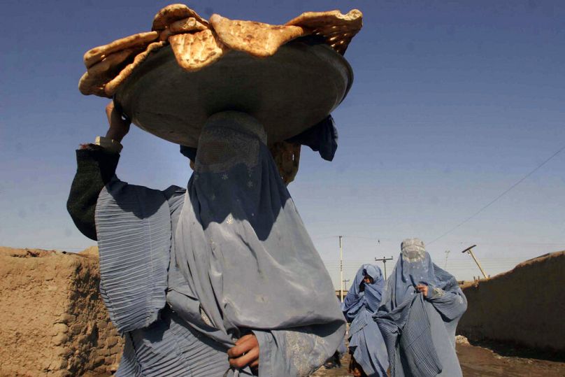 زندگی و فعالیت روزانه برای زنان و مادران افغان آسان نیست