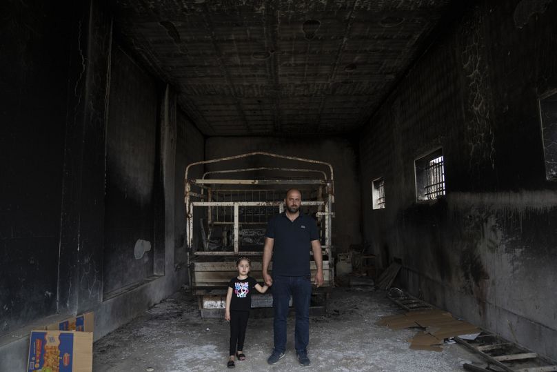 Batı Şeria&apos;nın Duma köyüne İsrailli yerleşimciler tarafından yapılan saldırıda evi ve kamyoneti ateşe verilen 34 yaşındaki dört çocuk babası İbrahim Davabşa, kızıyla birlikte