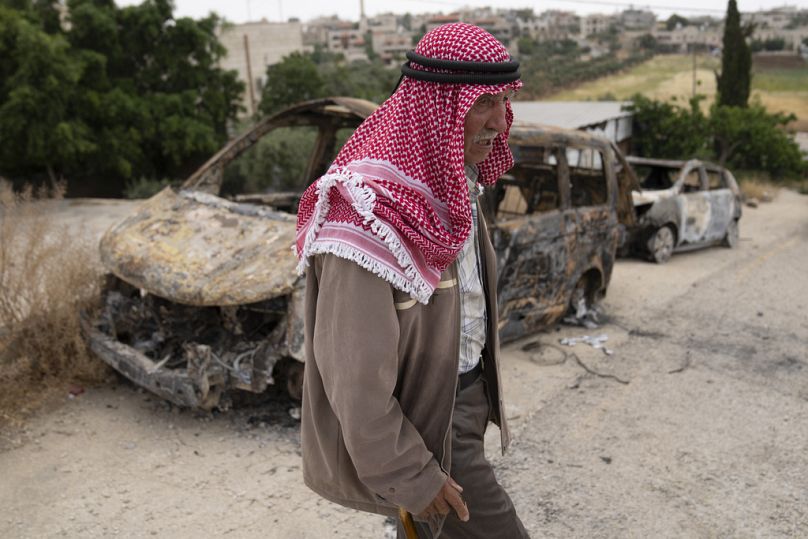 Evi ve araçları İsrailli yerleşimciler tarafından ateşe verilen Filistinli 82 yaşındaki Fatahi Davabşa