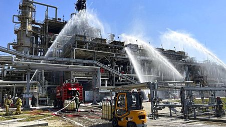 ILLUSZTRÁCIÓ: dróntámadás utáni tűz a Don-menti Rosztov régióban lévő Novoszahsztyinszki olajfeldolgozó üzemben - 2022. június 22.