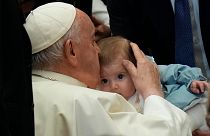 البابا فرنسيس يقبّل طفلاً خلال لقاء مع أطفال من جميع أنحاء العالم في قاعة بولس السادس في الفاتيكان، 6 نوفمبر/تشرين الثاني 2023.