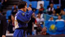 Galiya Tynbayeva (-48kg) trouxe a primeira medalha de ouro para o país anfitrião, o Cazaquistão.