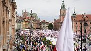 Des agriculteurs polonais et d'autres manifestants se rassemblent dans le centre de Varsovie pour protester contre les politiques climatiques de l'Union européenne. 