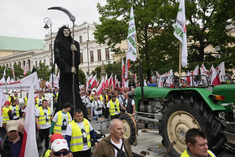 Polonyalı çiftçilerin yürüyüşünde dev bir Azrail figürü ve "AB diktatörlüğüne hayır" yazılı pankartlar taşındı