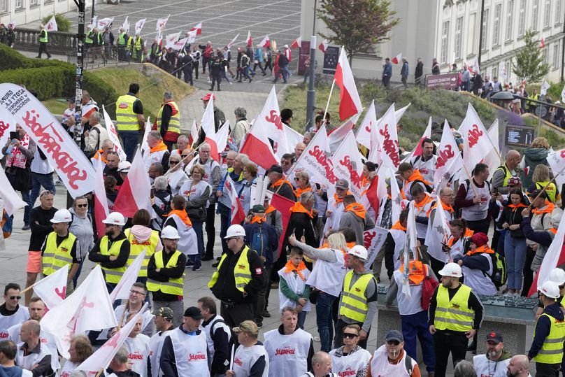 Polonyalı çiftçiler, Avrupa Birliği'nin iklim politikalarını ve Polonya'nın AB yanlısı hükümetini protesto etti