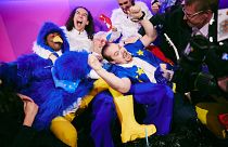 Grupo que representa a Países Bajos con la canción de 'Europapa', rodea al cantante Joost Klein en el festival de Eurovisión 2024