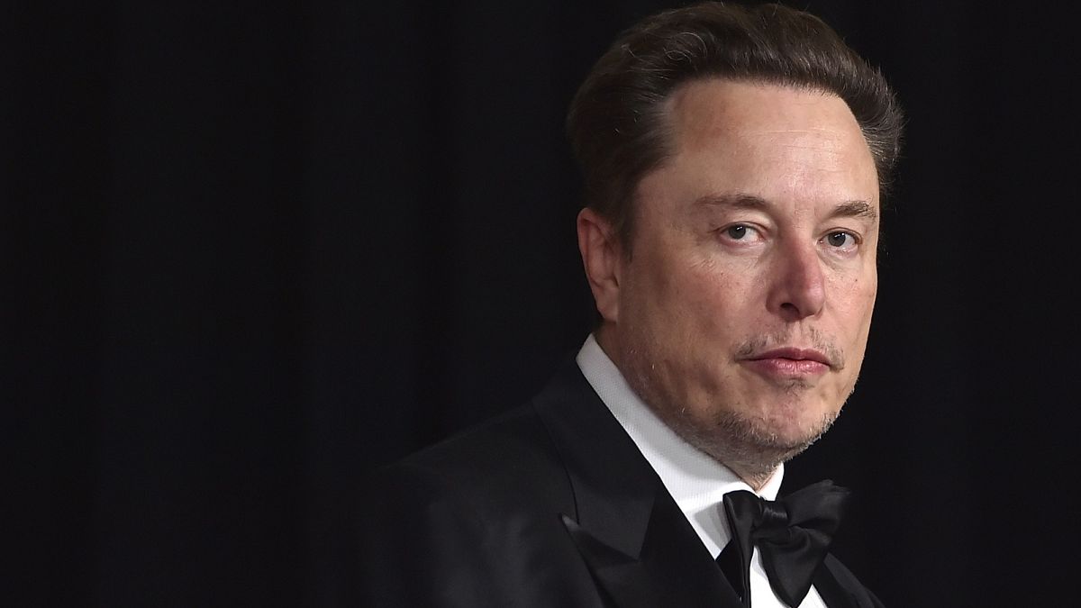 Ο Elon Musk φτάνει σε εκδήλωση στο Λος Άντζελες, 13 Απριλίου 2024.
