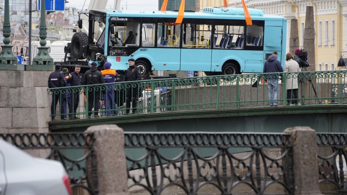 Седем души загинаха, след като автобус падна от мост в Санкт Петербург