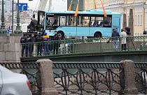 Il bus precipitato nel fiume a San Pietroburgo al momento del recupero