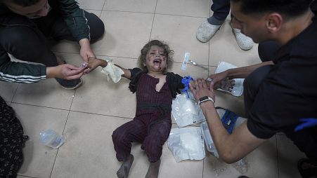 طفلة فلسطينية جريحة جراء قصف إسرائلي تصل إلى مستشفى الأقصى في دير البلح
