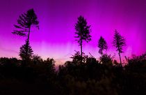 Lilán világító égbolt szombat hajnalban a németországi Pferdskopfból nézve