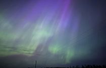 الشفق القطبي الشمالي يتوهج في السماء بالقرب من كروشيل، مينيسوتا، في وقت متأخر من يوم الجمعة 10 مايو 2024