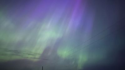 الشفق القطبي الشمالي يتوهج في السماء بالقرب من كروشيل، مينيسوتا، في وقت متأخر من يوم الجمعة 10 مايو 2024