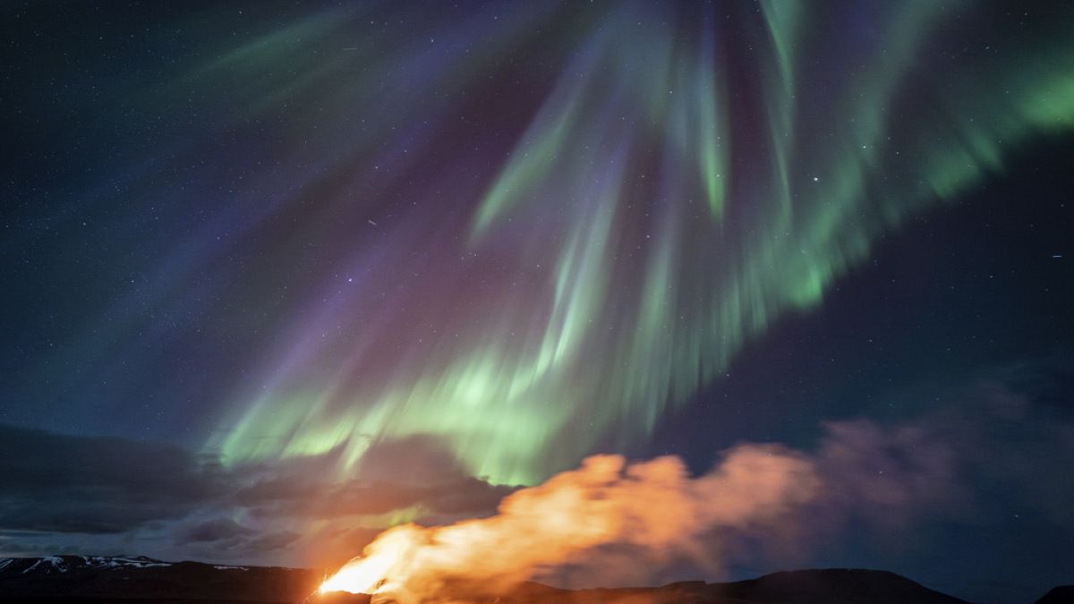 Северное сияние над вулканом в исландском Гриндавике