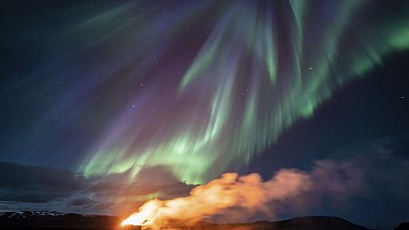 Северное сияние над вулканом в исландском Гриндавике