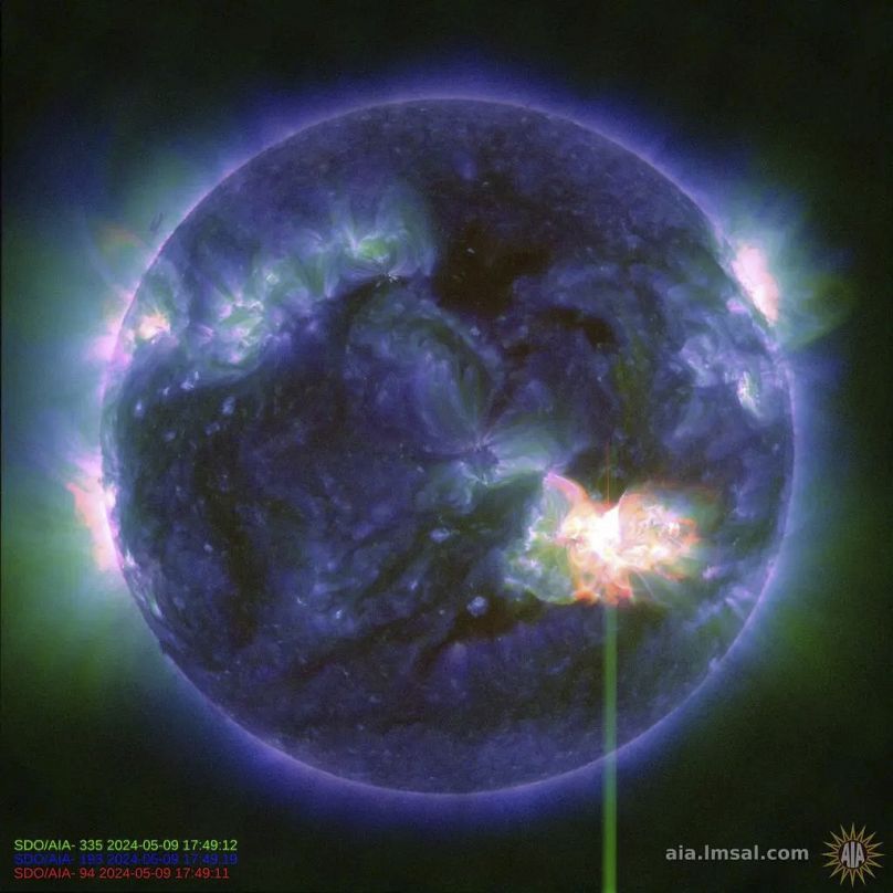 Sonneneruption (Heller Blitz unten rechts), aufgenommen vom Solar Dynamics Observatory der NASA. 9. Mai 2024