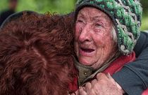 تتیانا، ۸۲ ساله، هنگام تخلیه از ووچانسک، اوکراین، شنبه، ۱۱ مه ۲۰۲۴، همراه دخترش گریه می کند. شوهرش پس از حمله هوایی روسیه به خانه آنها کشته شد.