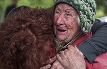 Eine 82-jährige Ukrainerin mit ihrer Tochter, die beiden werden evakuiert