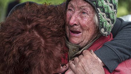 Eine 82-jährige Ukrainerin mit ihrer Tochter, die beiden werden evakuiert