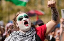 متظاهرة مؤيدة للفلسطينيين تحتج على مشاركة المتسابقة الإسرائيلية إيدن غولان قبل نهائي مسابقة الأغنية الأوروبية في مالمو، السويد، السبت 11 مايو/أيار 2024.
