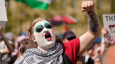 متظاهرة مؤيدة للفلسطينيين تحتج على مشاركة المتسابقة الإسرائيلية إيدن غولان قبل نهائي مسابقة الأغنية الأوروبية في مالمو، السويد، السبت 11 مايو/أيار 2024.
