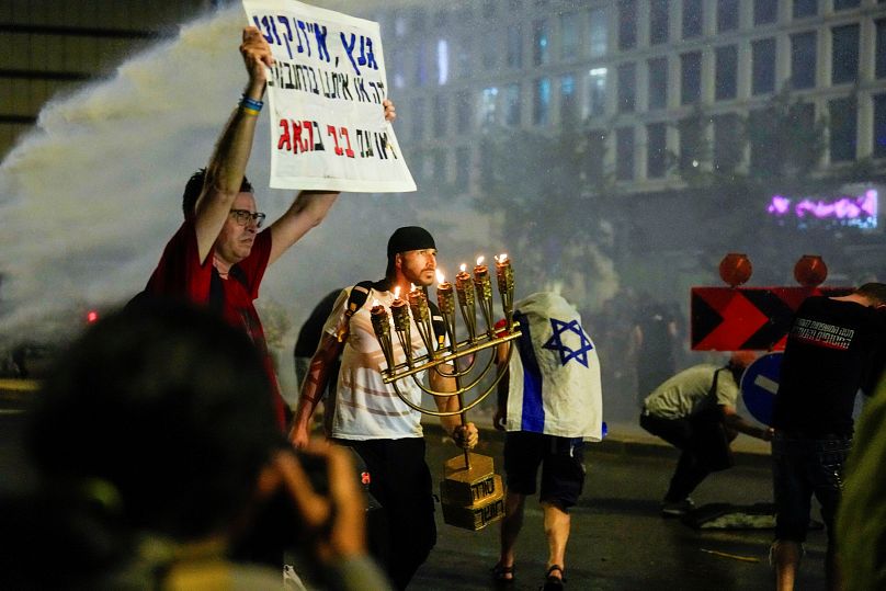 الشرطة الإسرائيلية تفرق المتظاهرين بخراطيم المياه