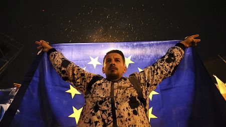 Ein Demonstrant hält eine EU-Flagge während einer Protestkundgebung gegen das "russische Gesetz" in Tiflis, 11. Mai 2024