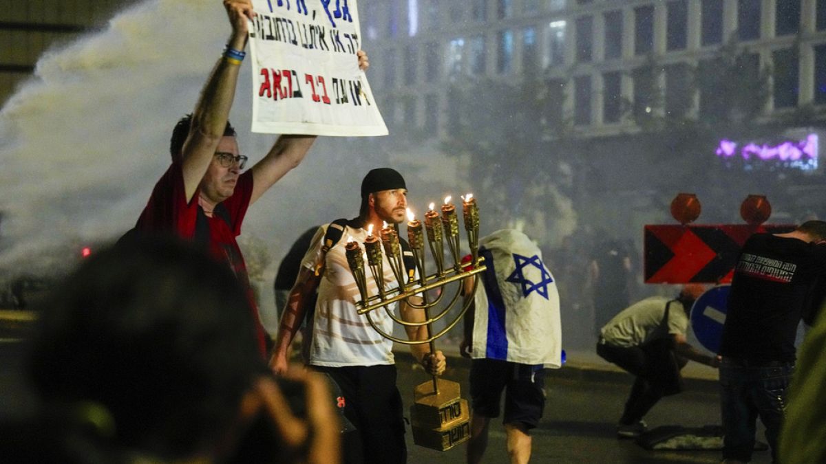Israeli police break up anti-government protest in Tel Aviv thumbnail