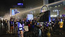 Die Polizei setzt Wasserwerfer ein, um Demonstranten während einer Demonstration gegen die Regierung des israelischen Ministerpräsidenten Netanjahu auseinanderzutreiben.