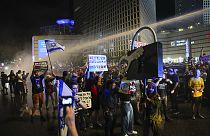 Die Polizei setzt Wasserwerfer ein, um Demonstranten während einer Demonstration gegen die Regierung des israelischen Ministerpräsidenten Netanjahu auseinanderzutreiben.
