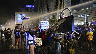 Die Polizei setzt Wasserwerfer ein, um Demonstranten während einer Demonstration gegen die Regierung des israelischen Ministerpräsidenten Netanjahu auseinanderzutreiben.