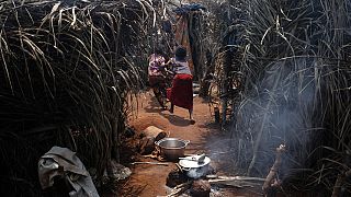 Centrafrique : des déplacés reçoivent de l'aide pour sortir des camps