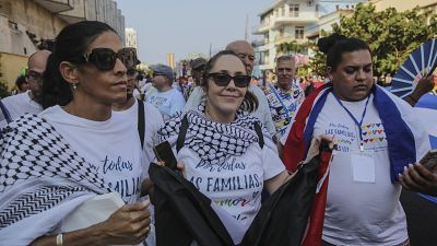 في الوسط مارييلا كاسترو، خلال مسيرة مجتمع الميم في العاصمة الكوبية