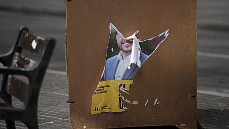 Zerrissenes Wahlplakat mit einem Porträt des katalanischen Regionalpräsidenten und ERC-Kandidaten Pere Aragonès. Barcelona, 9. Mai 2024