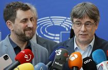 Carles Puigdemont EP-képviselő (jobbra) nyilatkozik a sajtó képviselőinek az EP strasbourgi plenáris ülésén 2024. április 24-én.