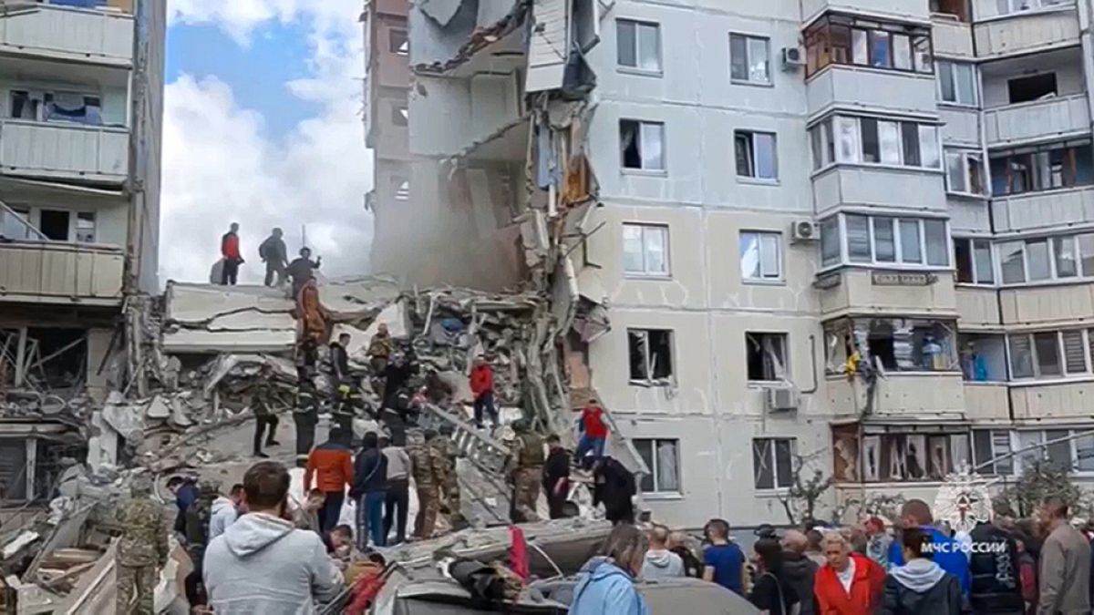 Видео. Подъезд дома в Белгороде обрушился после попадания ВСУ, заявил  Гладков. Погибли девять человек | Euronews